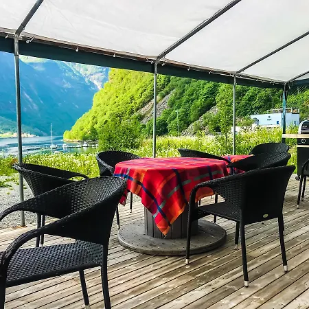 بيت شباب Hjorundfjord Bjørke
