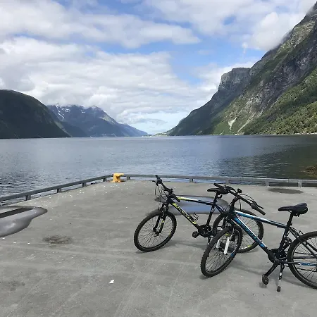بيت شباب Hjorundfjord Bjørke